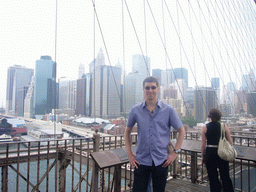 Tim at Brooklyn Bridge, with view on Manhattan