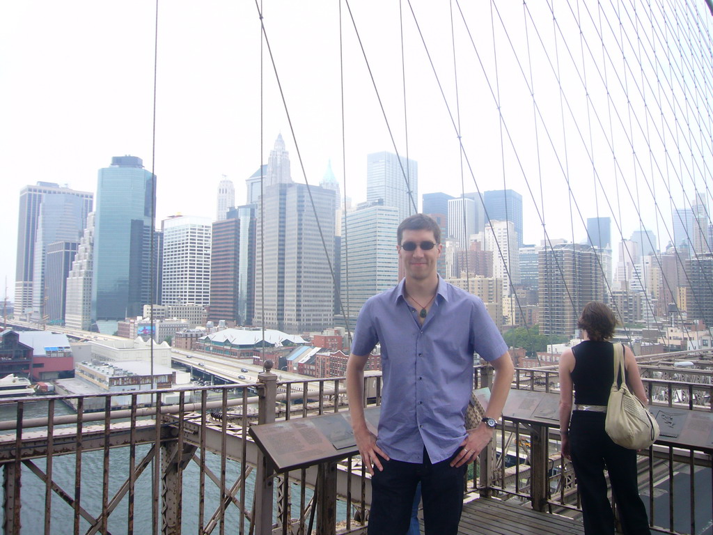 Tim at Brooklyn Bridge, with view on Manhattan