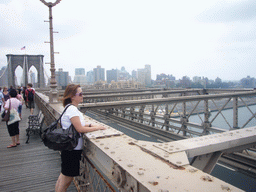 Miaomiao at Brooklyn Bridge, with view on Manhattan