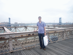Tim at Brooklyn Bridge, with view on Manhattan Bridge