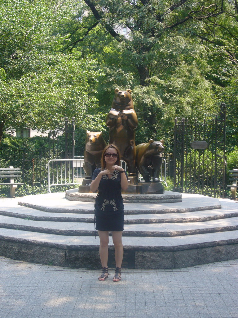 Miaomiao with a statue of three bears, at the left side of the Metropolitan Museum of Art (`the Met`)