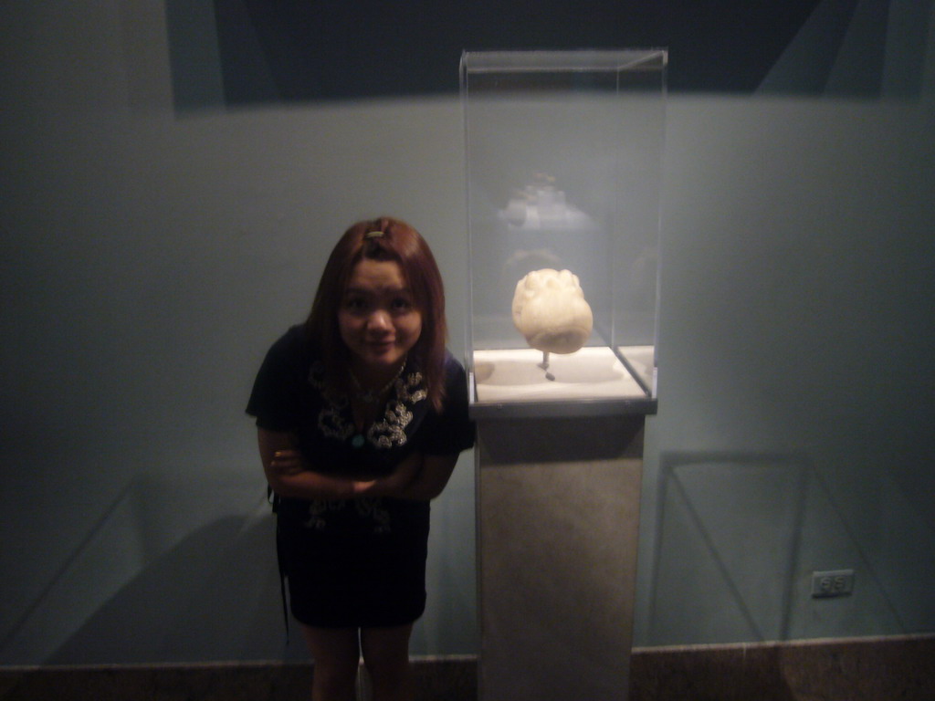 Miaomiao and an Egyptian statue of the head of a Hippopotamus, in the Metropolitan Museum of Art