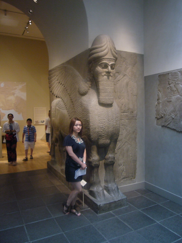 Miaomiao and a Neo-Assyrian human-headed winged bull and winged lion (Lamassu), in the Metropolitan Museum of Art