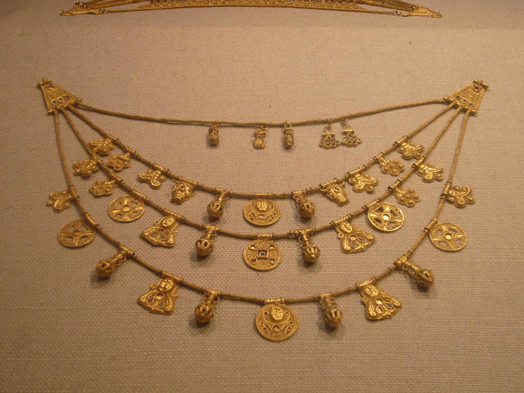 Gold jewelry, in the Metropolitan Museum of Art