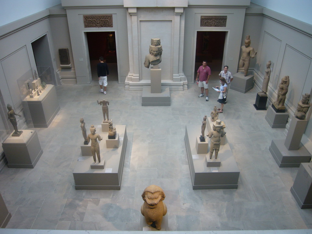 Overview of an Asian art room, in the Metropolitan Museum of Art