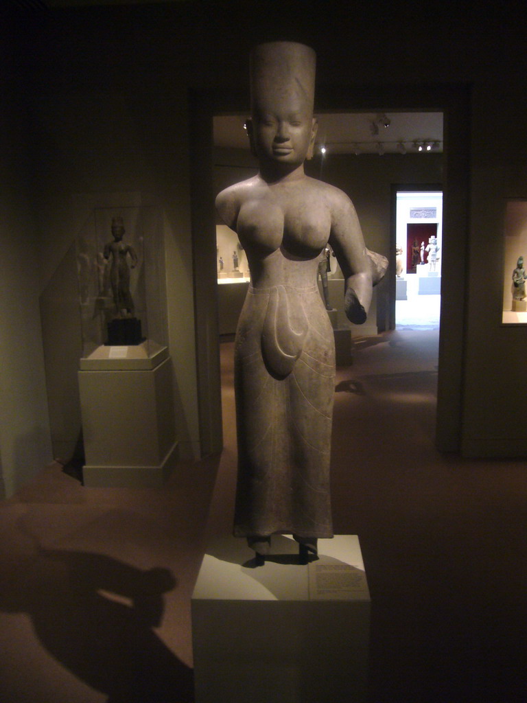 East-Asian statue of a female figure
