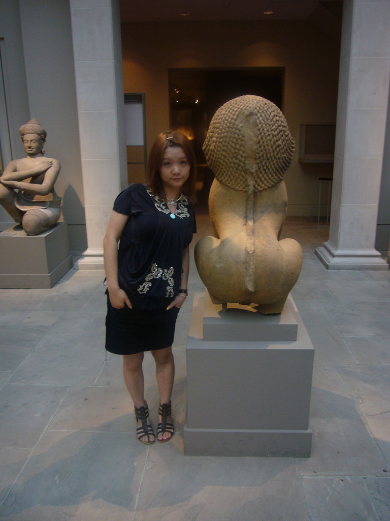 Miaomiao and the back side of a statue of a lion, in the Metropolitan Museum of Art