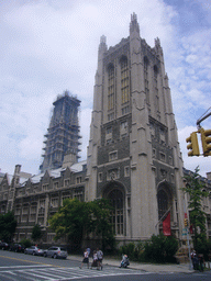 Building behind Columbia University and the Riverside Church