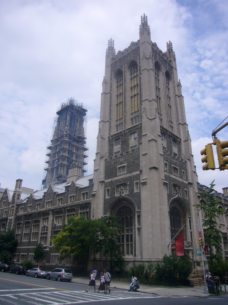 Building behind Columbia University and the Riverside Church