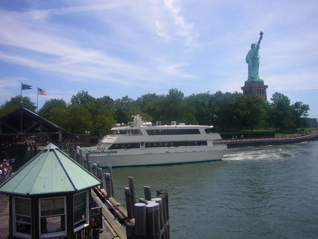 The dock of Liberty Island and the Statue of Liberty, from the Liberty Island ferry