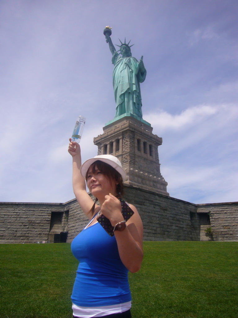 Miaomiao at the Statue of Liberty