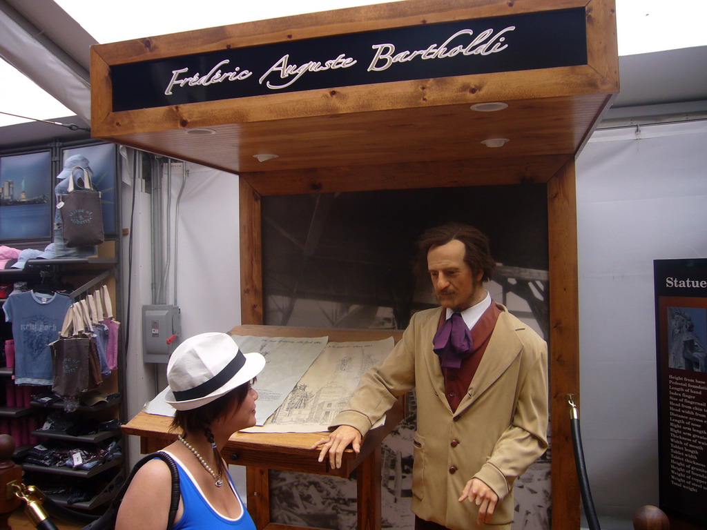 Miaomiao and a wax statue of Frédéric Auguste Bartholdi