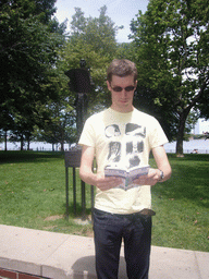 Tim and a small statue of Joseph Pulitzer