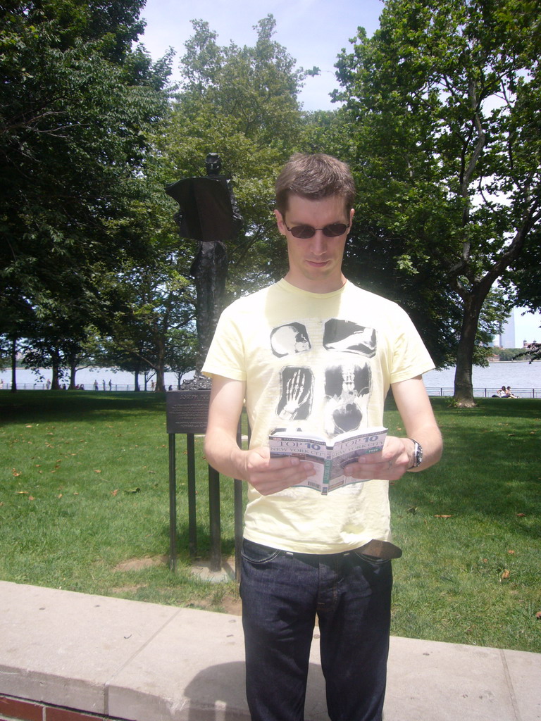 Tim and a small statue of Joseph Pulitzer