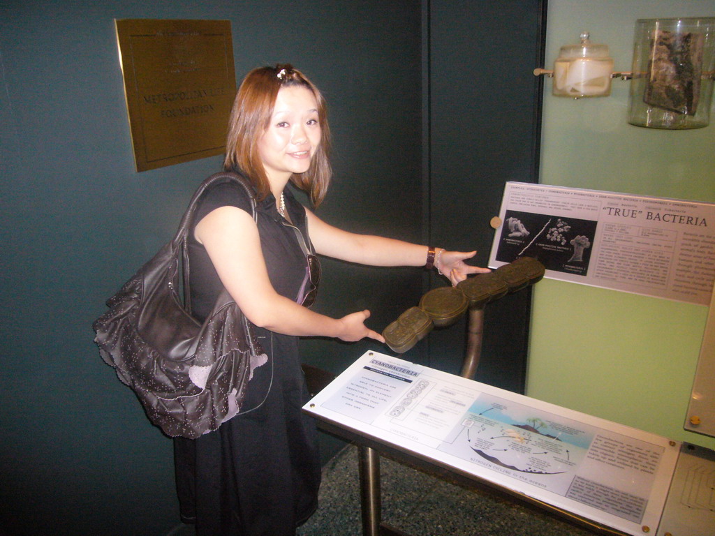Miaomiao with explanations on Bacteria, in the American Museum of Natural History