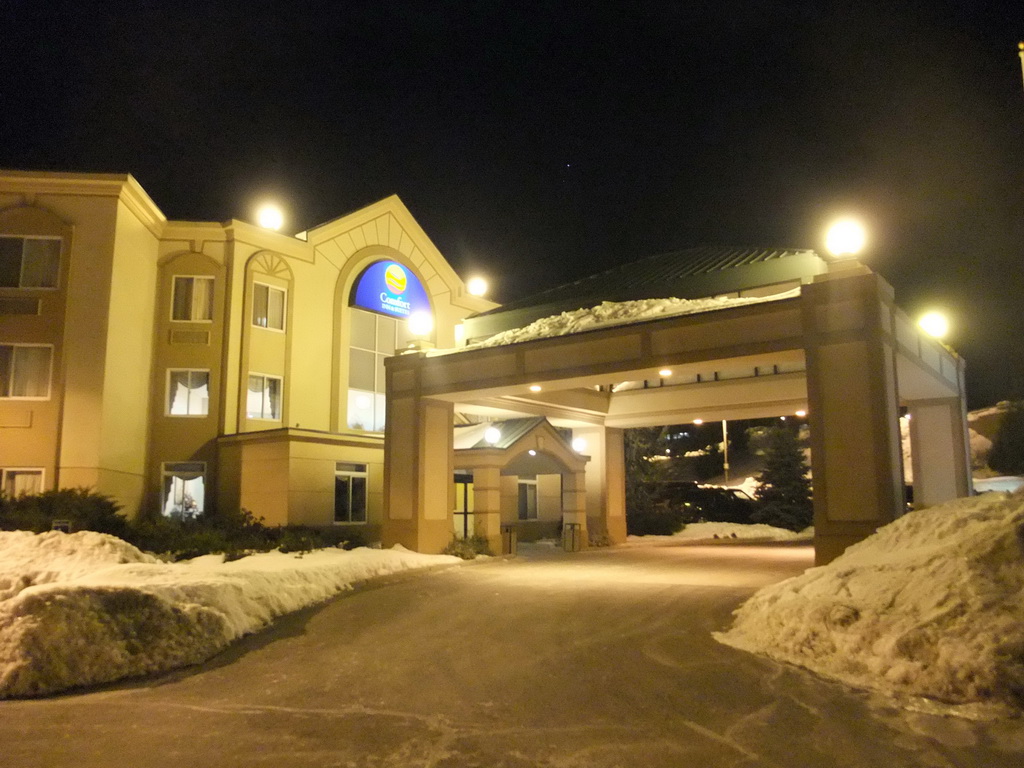 Front of the Comfort Inn & Suites Hotel in Hawthorne, by night