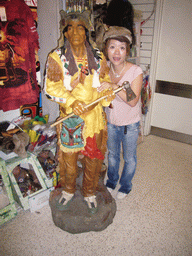 Miaomiao with a statue of an Indian, in a Niagara Falls shop