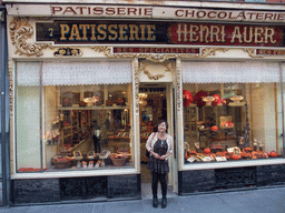 Miaomiao in front of the Pâtisserie Henri Auer in the Rue Saint-François de Paule street, at Vieux-Nice
