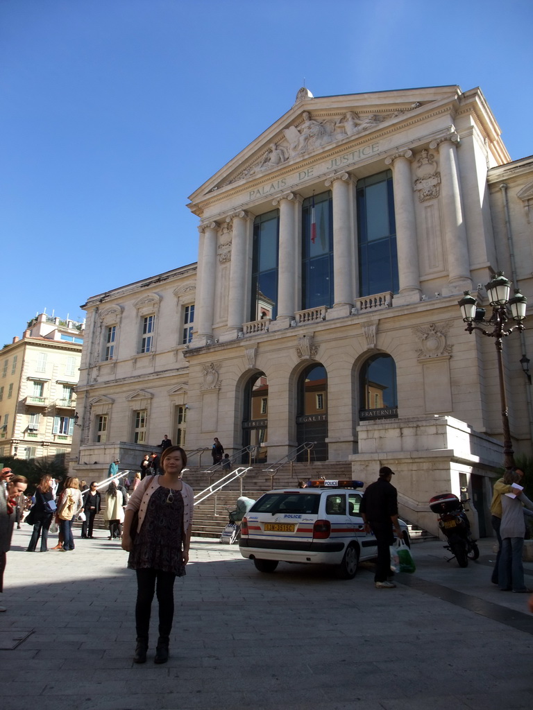 Miaomiao in front of the Palais de Justice at the Place du Palais de Justice square, at Vieux-Nice