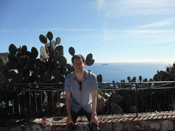 Tim with the cactuses and the Mediterranean Sea, viewed from the Parc du Château