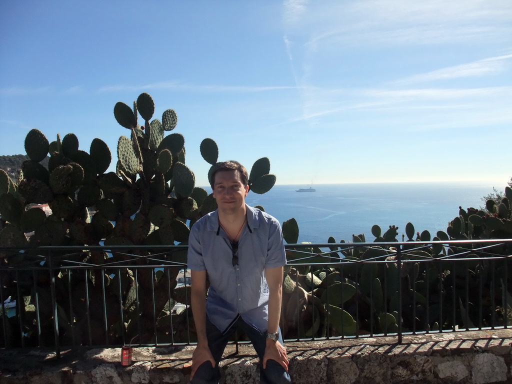 Tim with the cactuses and the Mediterranean Sea, viewed from the Parc du Château