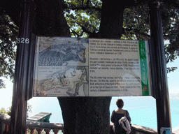 Miaomiao with explanation on the terrace roof at the Parc du Château