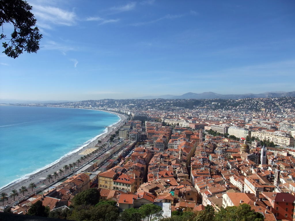 The Promenade des Anglais, the Quai des Etats-Unis, the Mediterranean Sea and Vieux-Nice, with the Sainte-Réparate Cathedral and the Palais Rusca, viewed from the Parc du Château