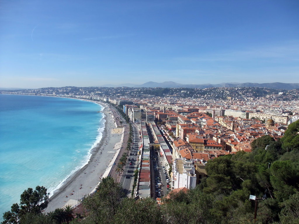 The Promenade des Anglais, the Quai des Etats-Unis, the Mediterranean Sea and Vieux-Nice, with the Sainte-Réparate Cathedral and the Palais Rusca, viewed from the Parc du Château