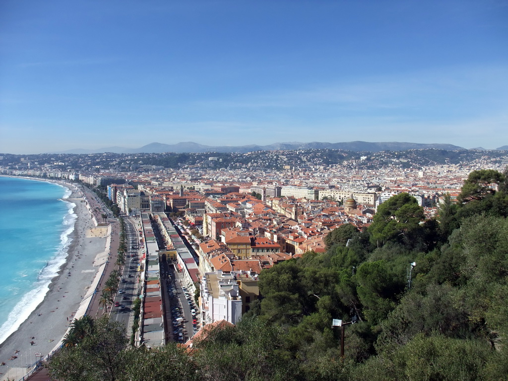 Trees, the Promenade des Anglais, the Quai des Etats-Unis, the Mediterranean Sea and Vieux-Nice, with the Sainte-Réparate Cathedral and the Palais Rusca, viewed from the Parc du Château