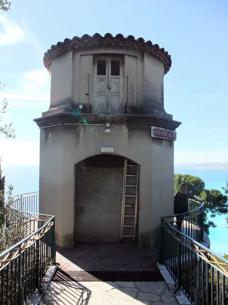 Miaomiao with the Devil`s Well at the Parc du Château