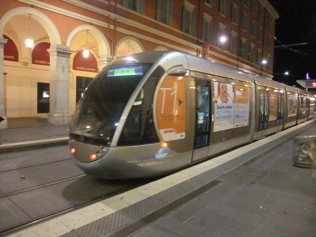 Tram in the Avenue Jean-Médecin, by night