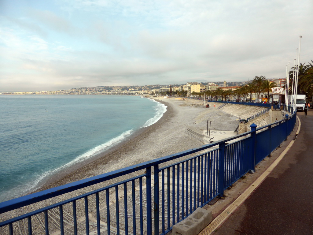 The beach at the Quai des États-Unis road