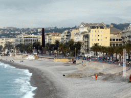 The beach at the Quai des États-Unis road and the Neuf Lignes Obliques monument