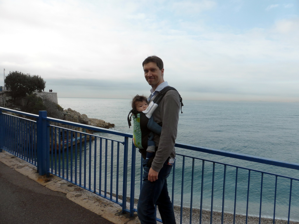 Tim and Max at the Promenade Côtière at the Quai Rauba-Capeù road, with a view on the Mediterranean Sea