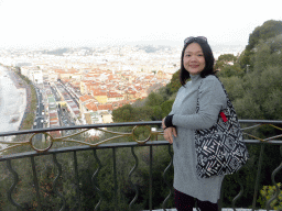 Miaomiao at the viewing point at the southwest side of the Parc du Château, with a view on the Promenade des Anglais, Vieux-Nice and the Mediterranean Sea