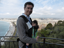 Tim and Max at the viewing point at the southwest side of the Parc du Château, with a view on the Promenade des Anglais, Vieux-Nice and the Mediterranean Sea