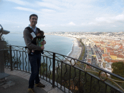 Tim and Max at the viewing point at the southwest side of the Parc du Château, with a view on the Promenade des Anglais, Vieux-Nice and the Mediterranean Sea