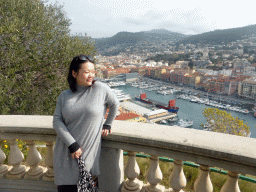 Miaomiao at the viewing point at the southeast side of the Parc du Château, with a view on the Harbour of Nice