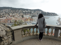 Miaomiao at the viewing point at the northeast side of the Parc du Château, with a view on the south side of the Harbour of Nice