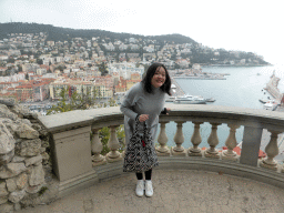 Miaomiao at the viewing point at the northeast side of the Parc du Château, with a view on the south side of the Harbour of Nice