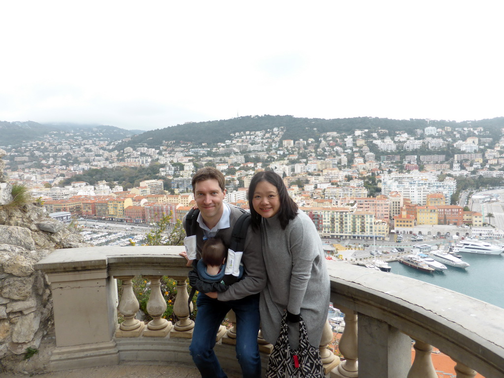 Tim, Miaomiao and Max at the viewing point at the northeast side of the Parc du Château, with a view on the Harbour of Nice