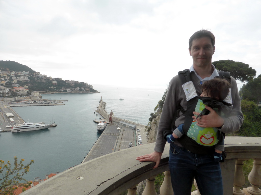 Tim and Max at the viewing point at the northeast side of the Parc du Château, with a view on the south side of the Harbour of Nice