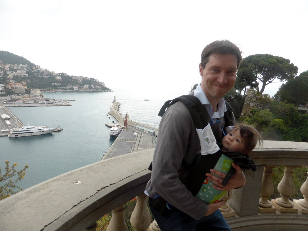 Tim and Max at the viewing point at the northeast side of the Parc du Château, with a view on the south side of the Harbour of Nice