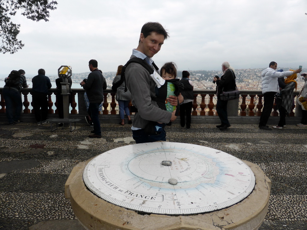 Tim and Max with the Plateforme du Château orientation table at the terrace roof at the Parc du Château