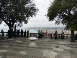 The terrace roof at the Parc du Château, with the Plateforme du Château orientation table and a view on the west side of the city