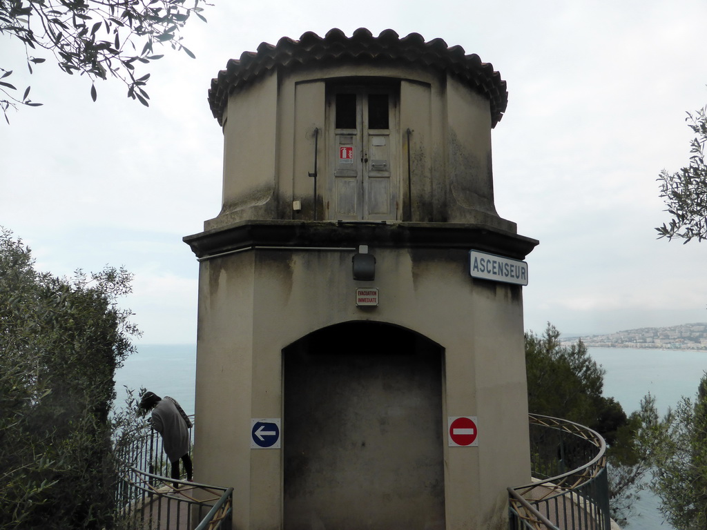 Miaomiao with the Devil`s Well at the Parc du Château