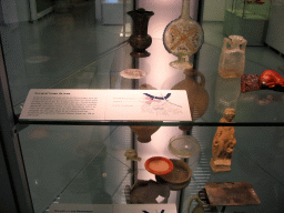 Items from a Roman grave at the Valkhof museum, with explanation
