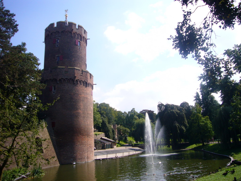 The Kruittoren tower and the pool with fountain at the Kronenburgerpark
