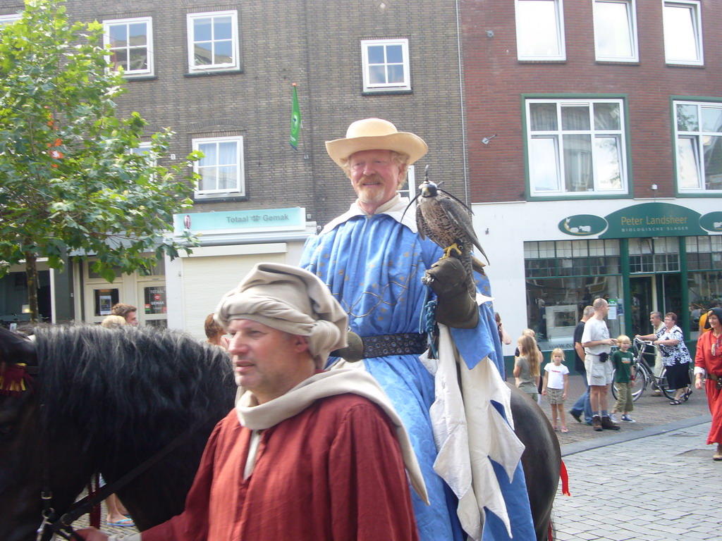 People in medieval clothes, a horse and a falcon at the Ganzenheuvel square, during the Gebroeders van Limburg Festival