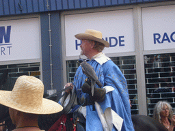 Person in medieval clothes, a horse and a falcon at the Houtstraat street, during the Gebroeders van Limburg Festival